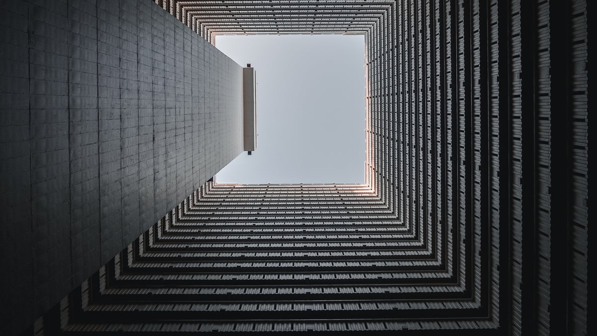 CRM para una desarrolladora inmobiliaria con ciclos de venta largos — vertical Construcción y Real Estate, Ploy